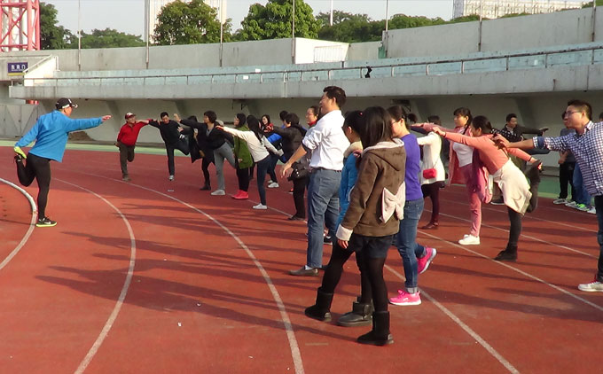 宋董事長指導(dǎo)員工長跑前拉伸 防水