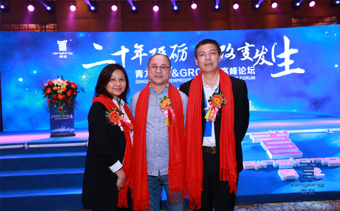青龍董事長與香港混凝土維修及防水協(xié)會領(lǐng)導(dǎo)在青龍20周年盛會合影 防水材料